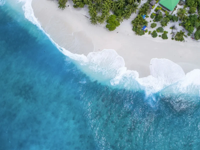 Beach and waves in Fuvahmulah